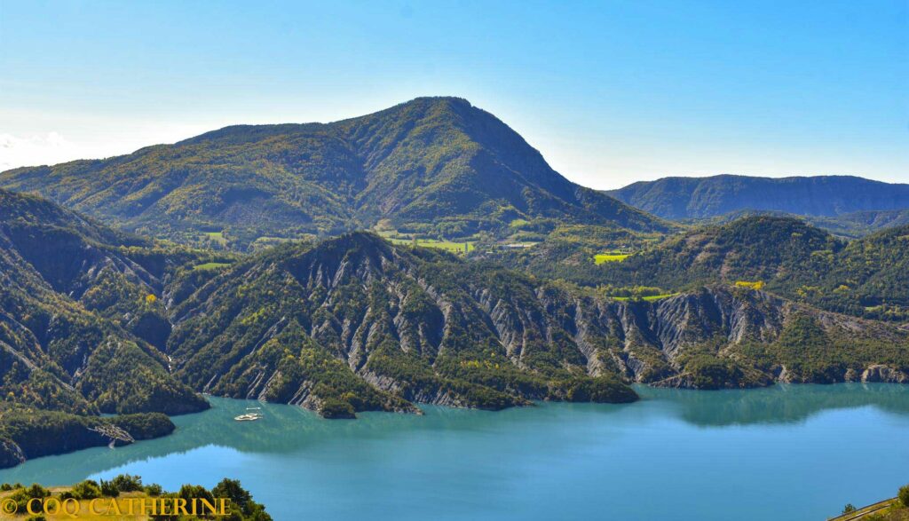Panorama sur le sommet du Clot de la Cime dominant le lac de Serre-Ponçon