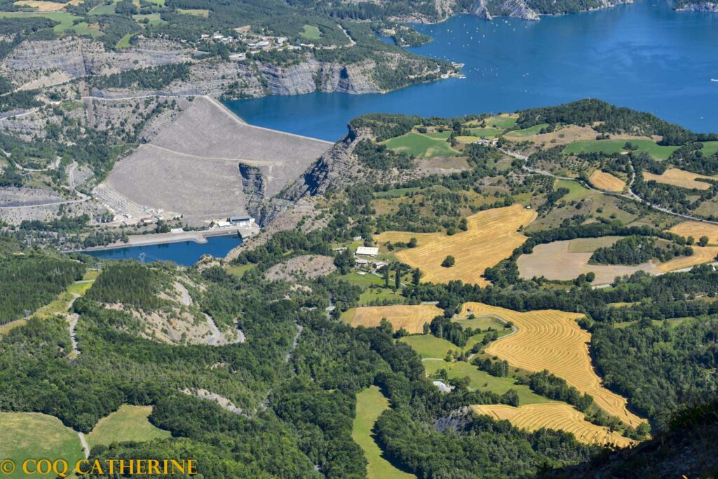 Vue sur le barrage de Serre-Ponçon depuis le sommet du Clot de la Cime