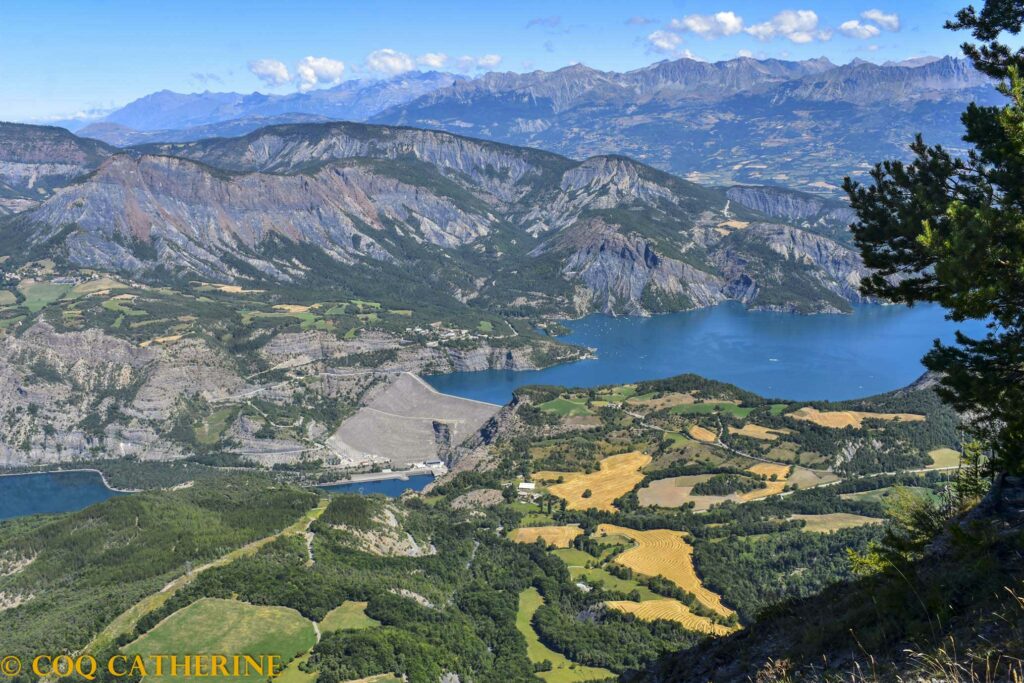 Vue sur le barrage de Serre-Ponçon depuis le sommet du Clot de la Cime