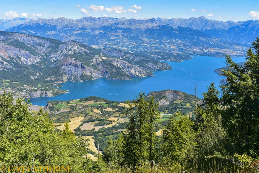 Panorama sur le lac de Serre-Ponçon et les montagnes sur la randonnée du Clot de la Cime