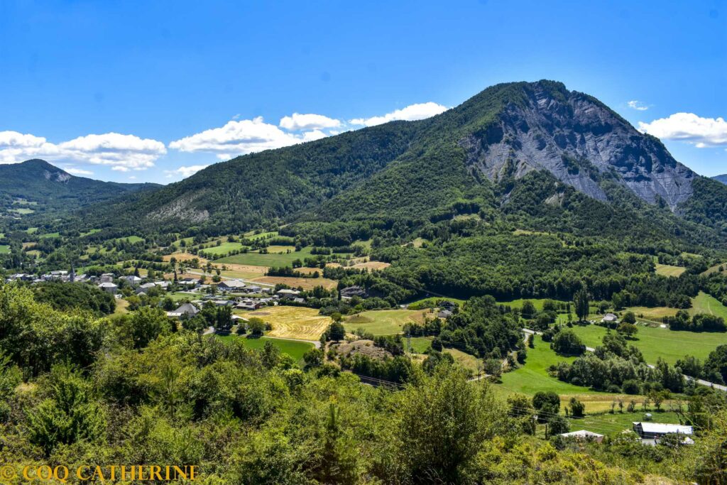 Panorama sur le sommet du Clot de la Cime et le village de la Breole   