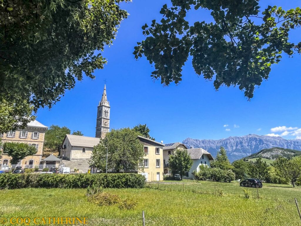 L’église et des maisons du village de la Breole