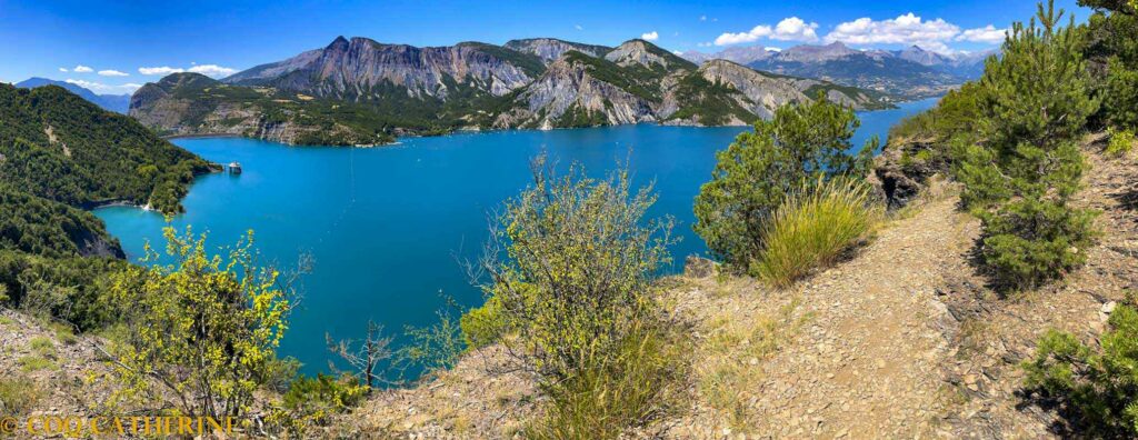 Panorama sur le lac de Serre-Ponçon depuis la randonnée de l’Escoubaye