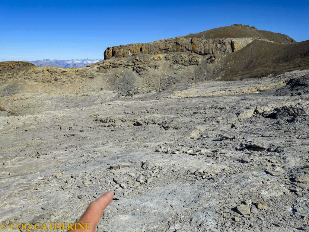 Les pierriers et dalles de rocher du sentier pour le sommet de la Mortice la randonnée