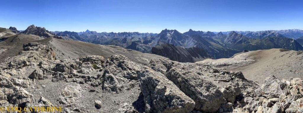 Panorama sur les Alpes depuis le sommet de la Mortice en randonnée à plus 3000m 
