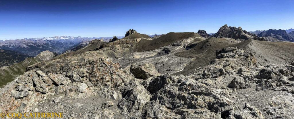 Panorama sur les Alpes depuis le sommet de la Mortice en randonnée à plus 3000m 
