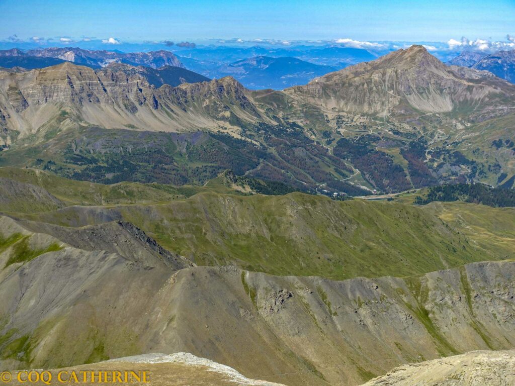 Panorama sur la station de ski de Vars en été avec les montagnes 