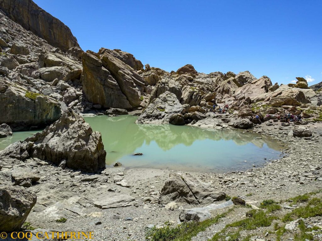 Le lac des neufs couleurs de la Mortice avec le reflet des blocs de rocheux