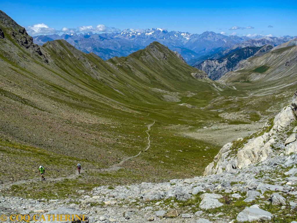 Sur le chemin de randonnée avec le panorama sur le vallon Laugier avec les Ecrins au fond