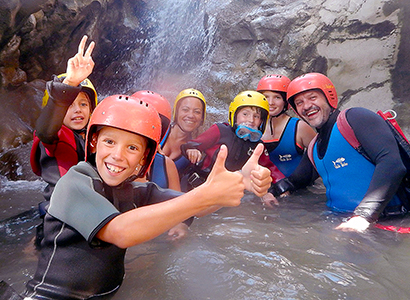 Une famille dans une vasque d’eau en canyoning au Monténégro