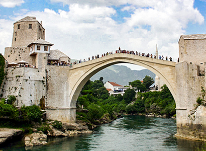 Le pont de Mostar avec la rivière Neretva en Bosnie