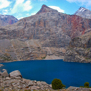 Paysage de montagne avec un lac en Tadjikistan