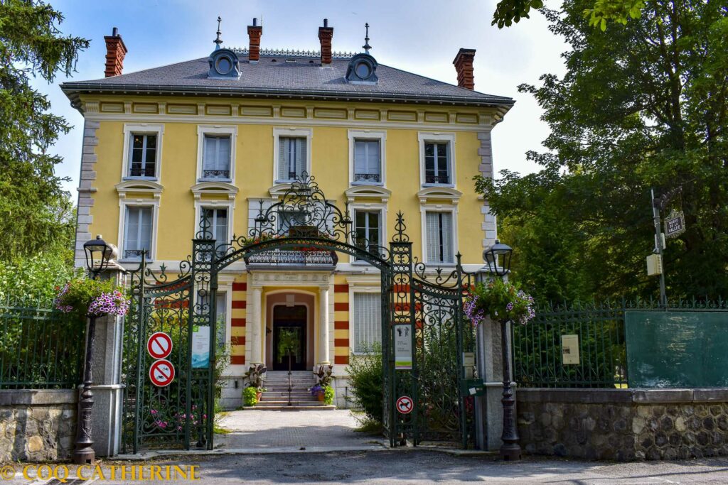 Le musée de la Sapinière dans une villa mexicaine de Barcelonnette avec un portail en fer forgé