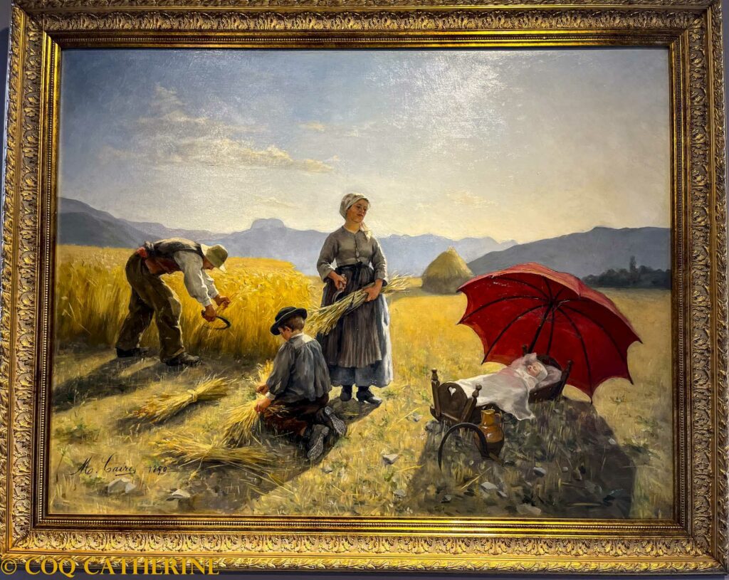 Un tableau représentant une famille travaillant dans les champs avec les sommets emblématiques de l’Ubaye et un parasol rouge