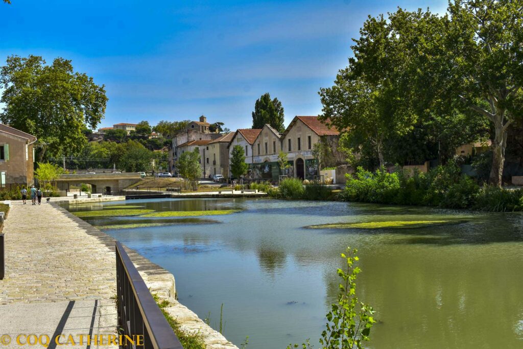 Le canal de l’Orb avec des entrepôts