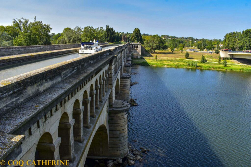 Le Canal du midi traverse l’Orb sur le pont canal