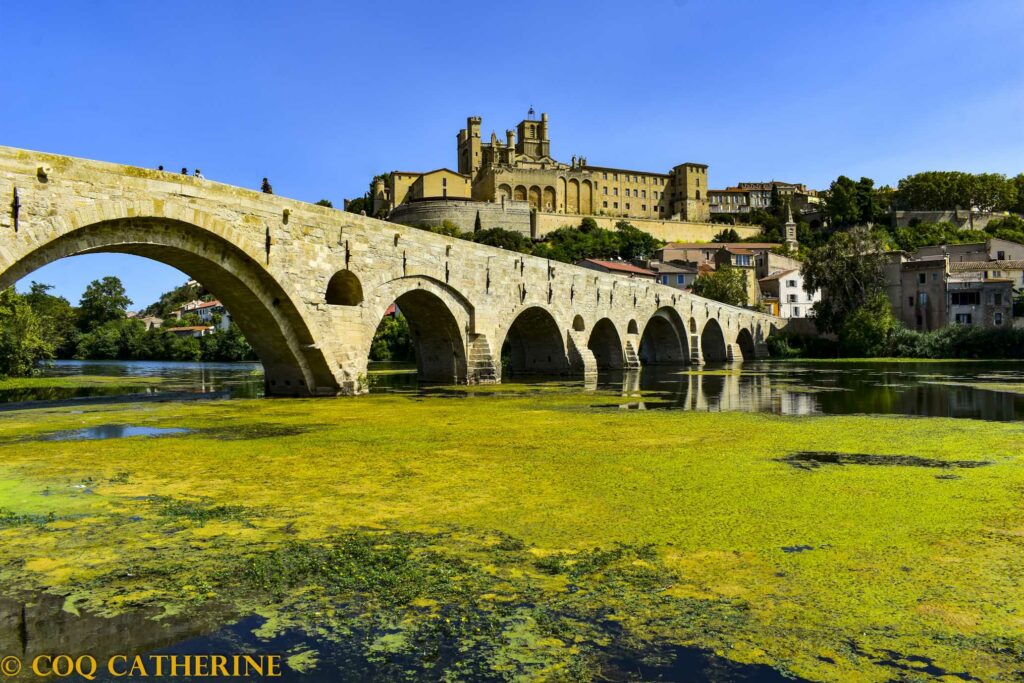 Panorama sur le Pont Vieux et Béziers et sa cathédrale et la rivière de l’Orb 