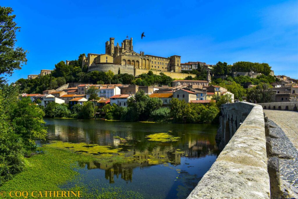 Panorama sur Béziers et sa cathédrale et le reflet sur la rivière de l’Orb