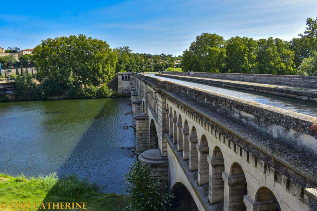 Le canal du midi traverse l’Orb sur un pont canal de Beziers