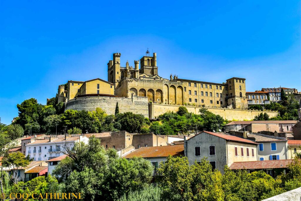 Le centre historique de Béziers avec la Cathédrale et les murs de fortifications