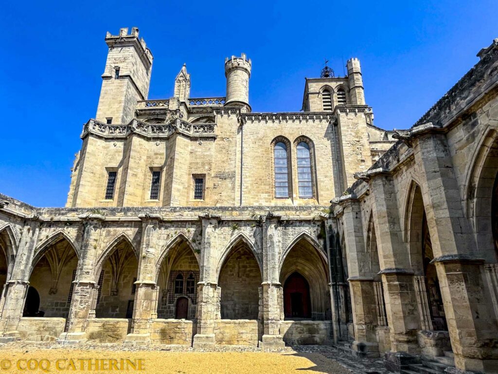 La façade de l’église de Beziers depuis le Cloitre
