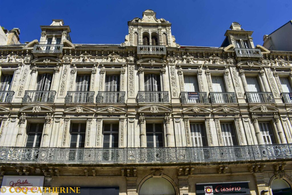 Une façade du XVIIIe siècle de Béziers avec de nombreux décors sur la façade