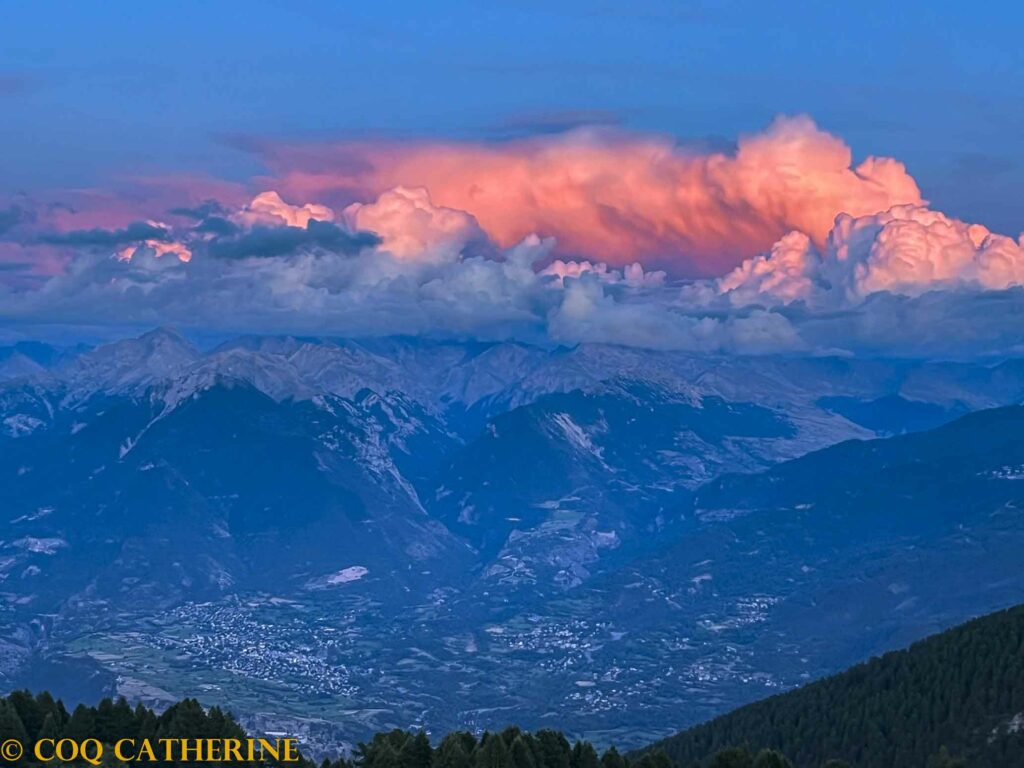 Coucher de soleil avec les nuages roses sur les Alpes du Sud et Guillestre, depuis la cabane de l’Alp
