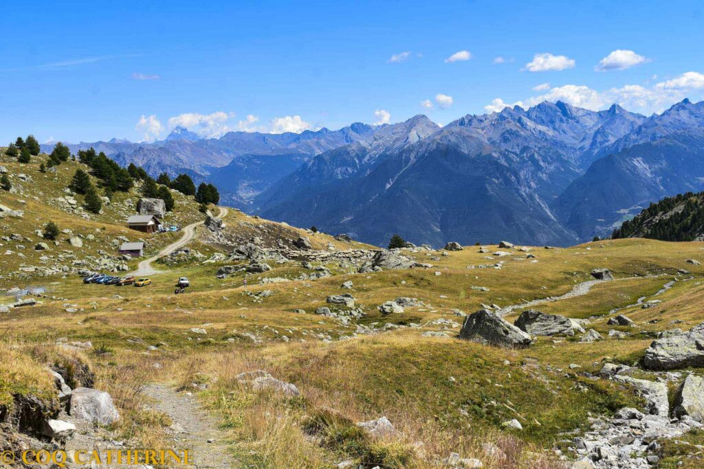 Vue sur les alpages et la cabane de l’Alp et le panorama sur les montagnes