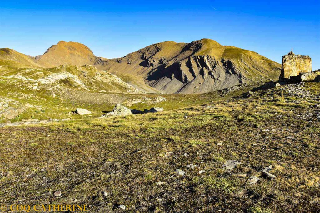Panorama sur la Tête de Vautisse et les pierriers du vallon de la Selle sur le sentier de randonnée