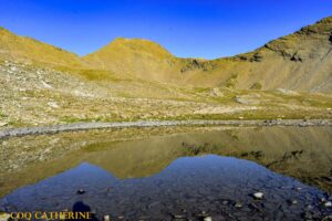 Panorama sur la Tête de Vautisse avec son reflet dans un lac, depuis le chemin de randonnée dans le vallon de la Selle