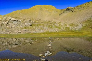 Panorama sur la Tête de Vautisse avec son reflet dans un lac, depuis le chemin de randonnée dans le vallon de la Selle