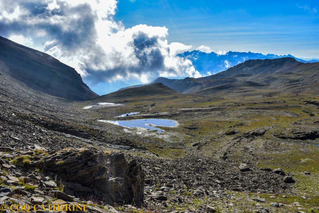 Panorama sur le vallon de la Selle et le lac Étoilé avec des nuages