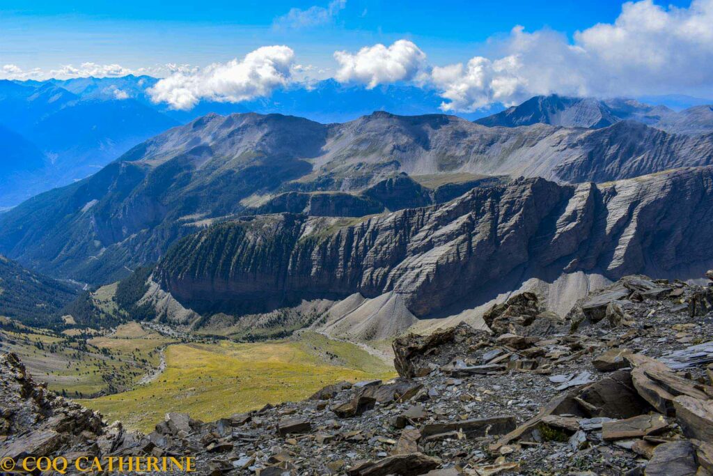 Panorama sur la vallée du Rabioux et ses falaises depuis le sommet de la Tête de Vautisse