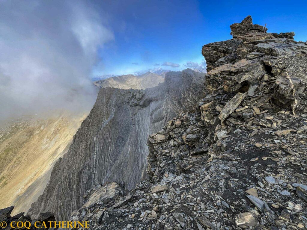 Le sommet de la Tête de Vautisse avec des pierriers et la falaise presque verticale