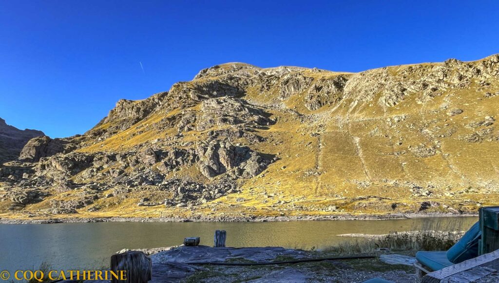Panorama sur le lac long et le Mont Bego aux couleurs jaunes de fin de journées