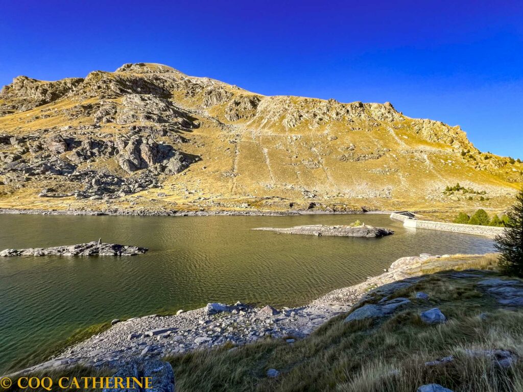 Panorama sur le lac long et le Mont Bego aux couleurs jaunes de fin de journées