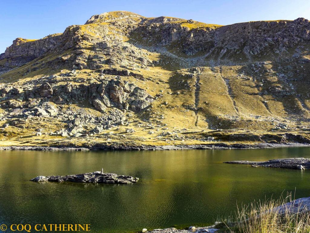 Panorama sur le lac long et le Mont Bego aux couleurs jaunes de fin de journées