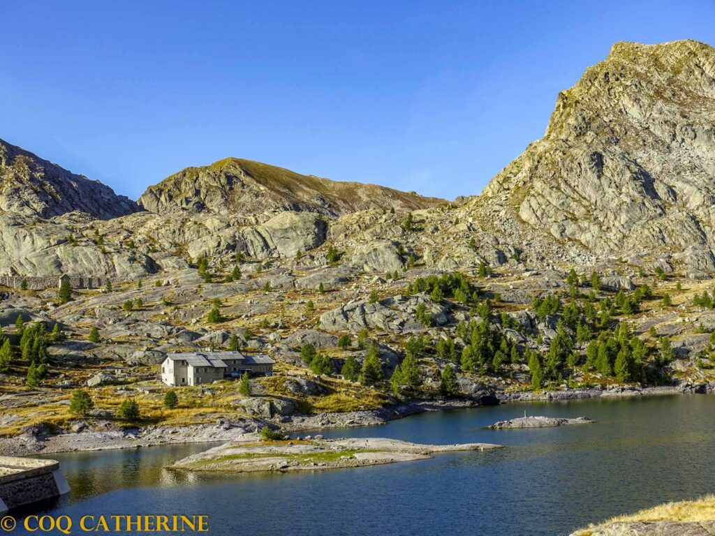 Le refuge des Merveilles avec le lac long et les montagnes