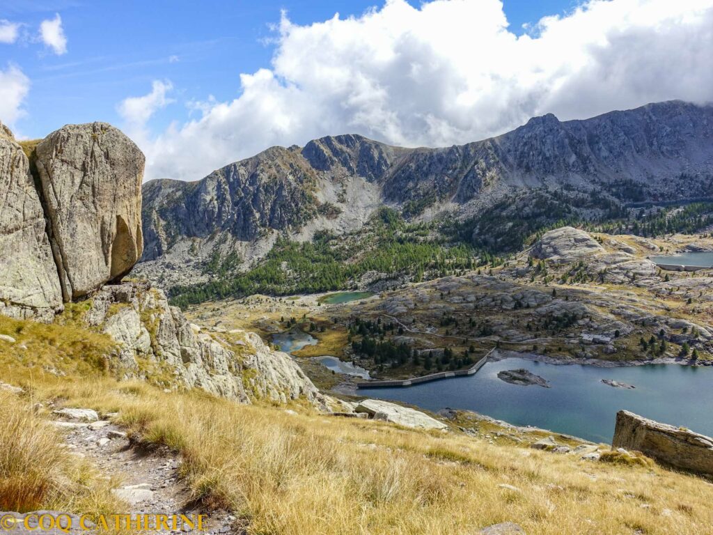 Sur le chemin de randonnée pour le sommet du Mont Bego avec le panorama sur les lacs