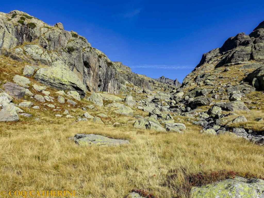 Sur le chemin de randonnée pour la visite des Gravures de la Vallée des Merveilles 