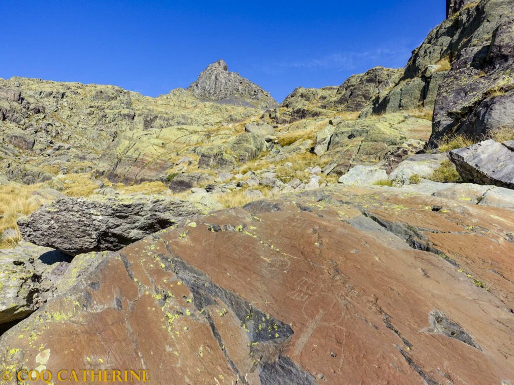 Panorama sur les roches rouges gravées de la Vallée des Merveilles et du Mont Bego et les montagnes et falaises