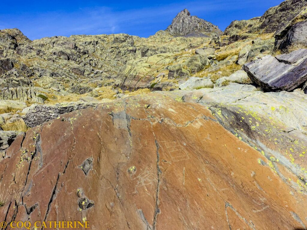 Panorama sur les roches rouges gravées de la Vallée des Merveilles et du Mont Bego et les montagnes et falaises