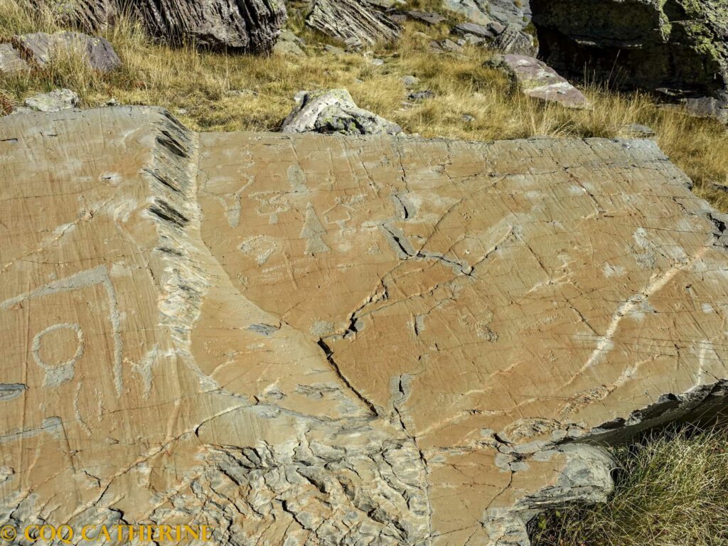 Les gravures rupestres de la Vallée des Merveilles avec des roches rouges et vertes