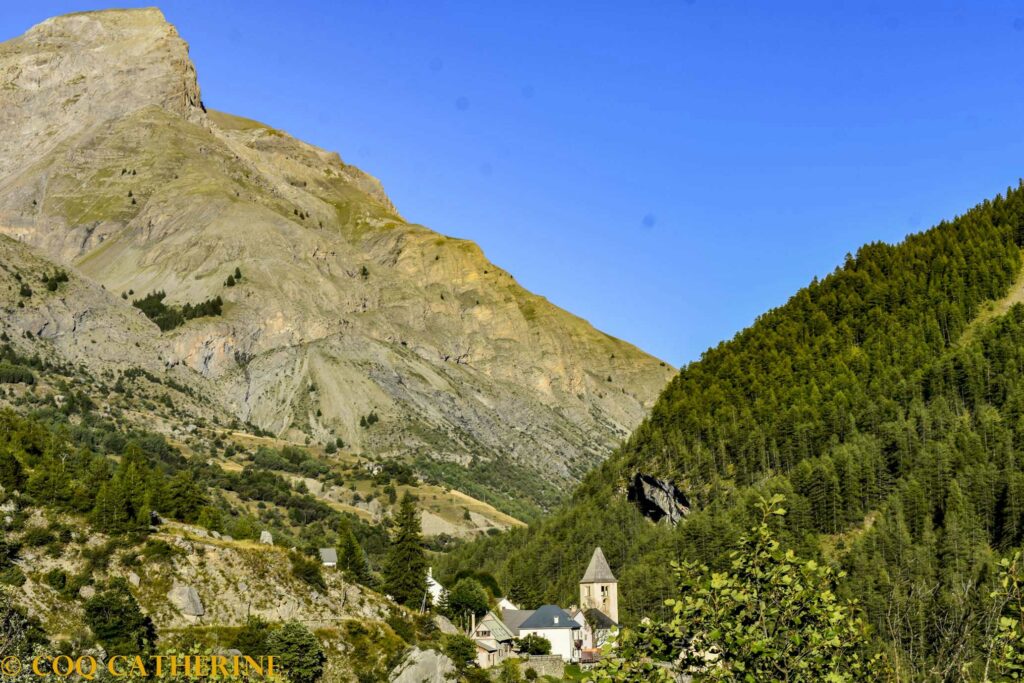 Village de Fours Saint Laurent sur la route du Col de la Cayolle en Ubaye