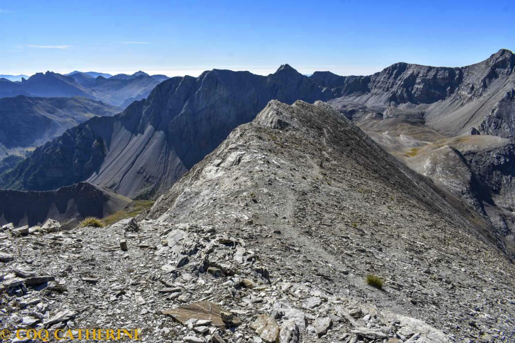 L’arrête sommitale avec le sentier de randonnée sur le Mont Cimet avec les montagnes en fond