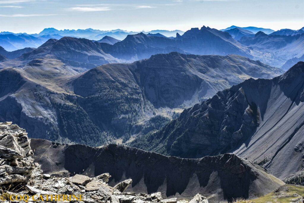 Panorama sur les différents plans de montagnes du Mercantour avec la Brume, depuis le sommet du Cimet