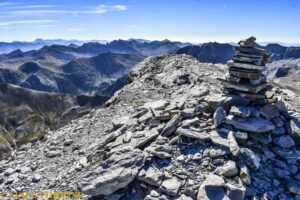 Panorama sur les Alpes du sud depuis le cairn du sommet du Mont Cimet
