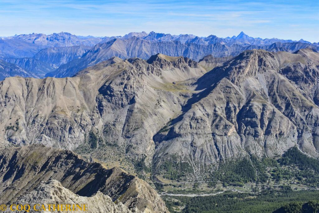Panorama sur l’Ubaye et les sommets du Mercantour et Queyras avec le Mont Viso qui domine
