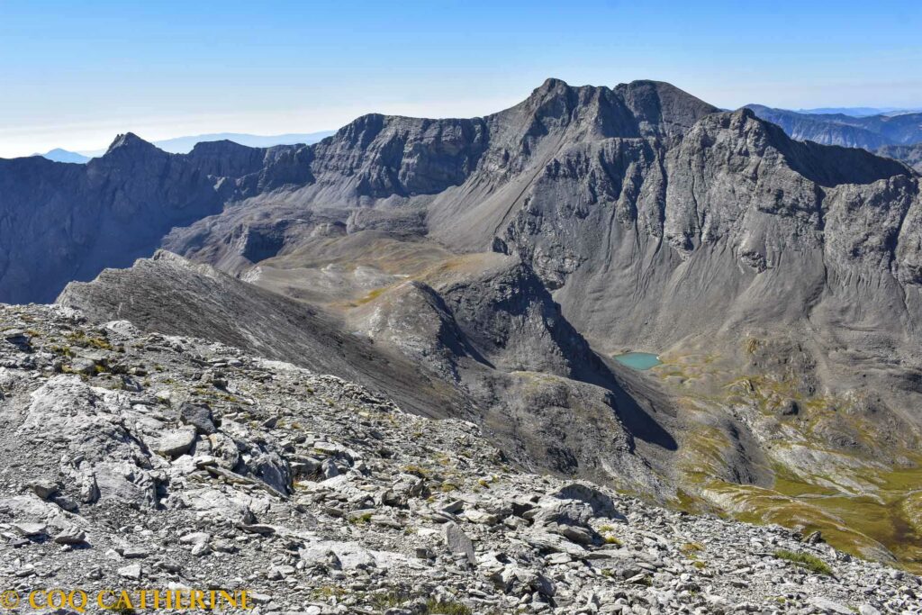 Panorama sur le massif du Mont Pelat, le lac du Cimet depuis le sommet du Mont Cimet