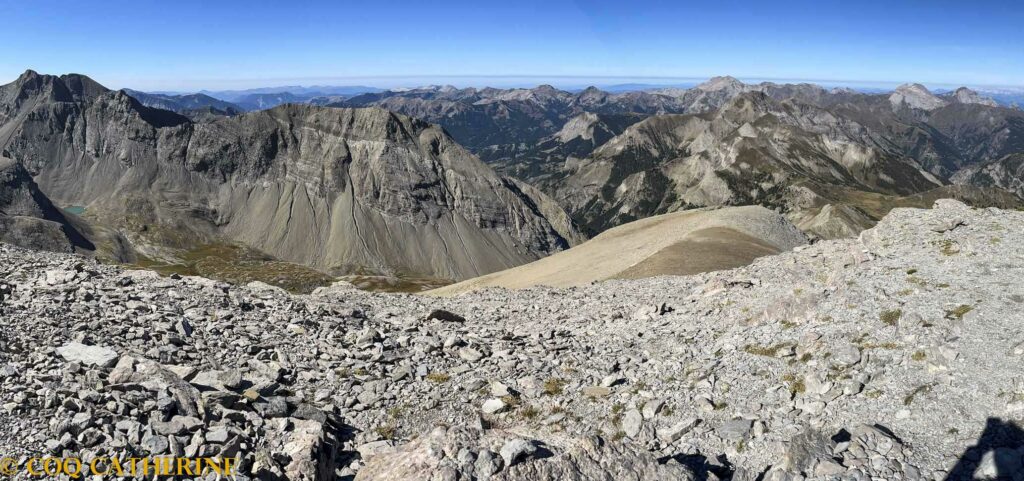 Panorama sur le Mont Pelat, les Alpes Dignoises, l’Estrop et sur la Grande Séolane depuis le Mont Cimet